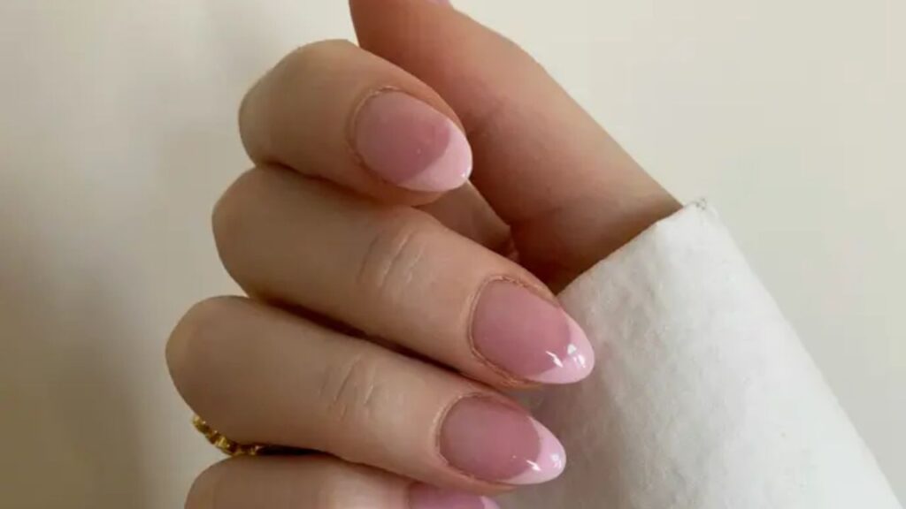 Glossy French Glass Nails: 2026 wird dieser Klassiker neu interpretiert
