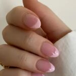Glossy French Glass Nails: 2026 wird dieser Klassiker neu interpretiert