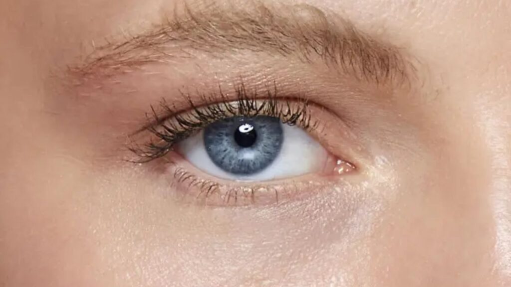 Mascara verleiht Schwung: Gerade Wimpern erhalten sofort sichtbar mehr Volumen