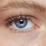 Mascara verleiht Schwung: Gerade Wimpern erhalten sofort sichtbar mehr Volumen