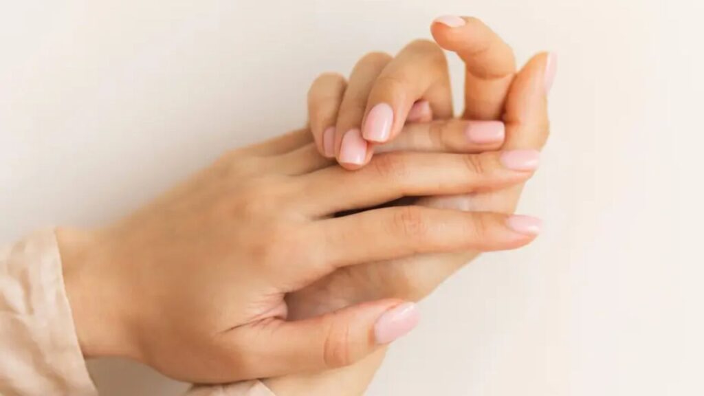 Nail Tints statt Nagellack: Perfekte Nägel werden 2026 zum Trend