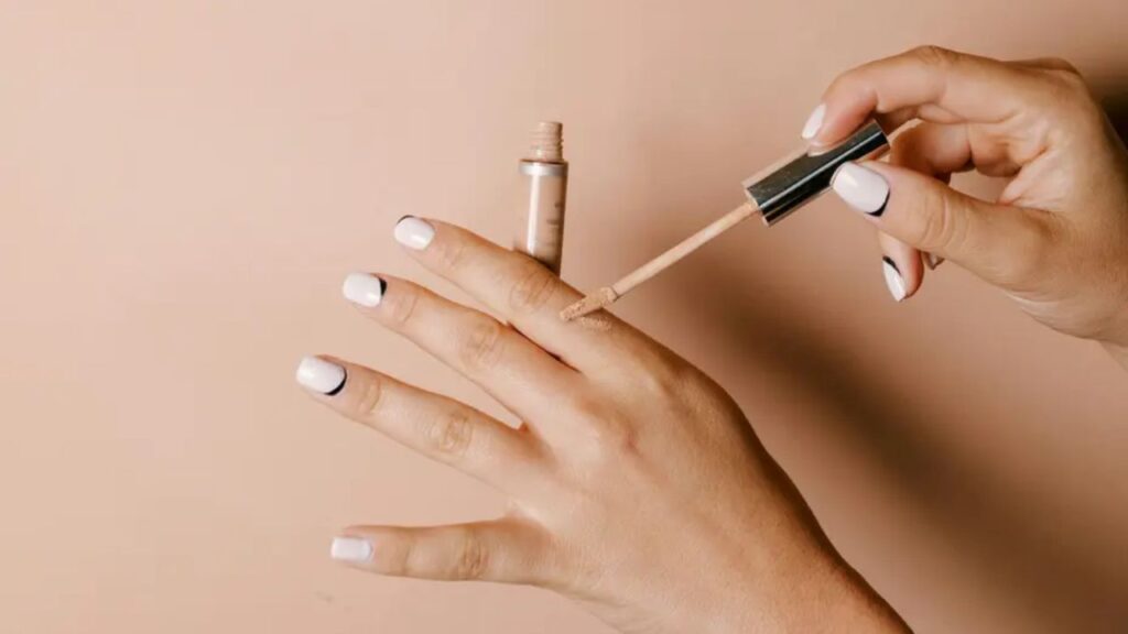 Reversed French Nails: Umgekehrte Maniküre wird Frühjahr 2026 zum Trend
