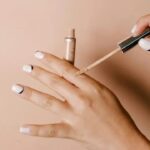 Reversed French Nails: Umgekehrte Maniküre wird Frühjahr 2026 zum Trend